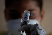 AstraZeneca admite que su vacuna contra el Covid-19 puede provocar efectos secundarios como la trombosis