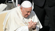Papa Francisco lava por primera vez solo los pies a mujeres en ritual anual