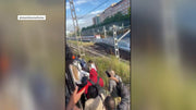 Encerrados en un Cercanías Madrid: decenas de pasajeros se ven obligados a salir de un tren y caminar hasta Atocha