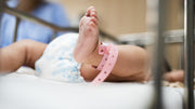 Un bebé acaba en coma etílico después de tomar el biberón de leche en polvo y vino que le dio su abuela