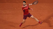 Novak Djokovic supera un bautismo de fuego en París